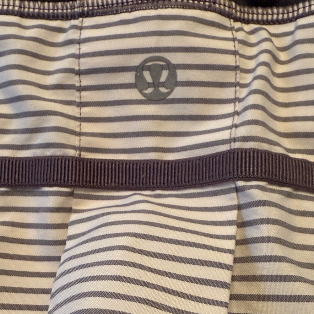 lululemon athletica White and Gray Striped Women’s Skort - Picture 5 of 6